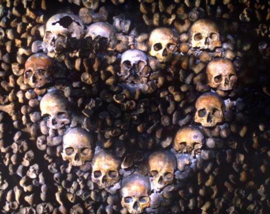 Décoration des Catacombes de Paris, un cœur composé de crânes
